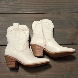 Short white cowgirl boots